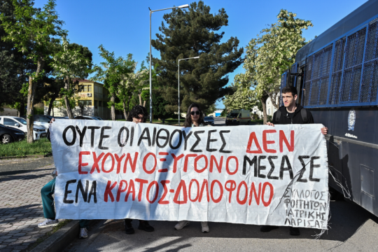Δίκη Τεμπών: Το Δημόσιο «βλέπει» ευθύνες μόνο για σταθμάρχες και επιθεωρητή - «Ούτε στις δίκες της Χούντας τέτοιες συνθήκες»